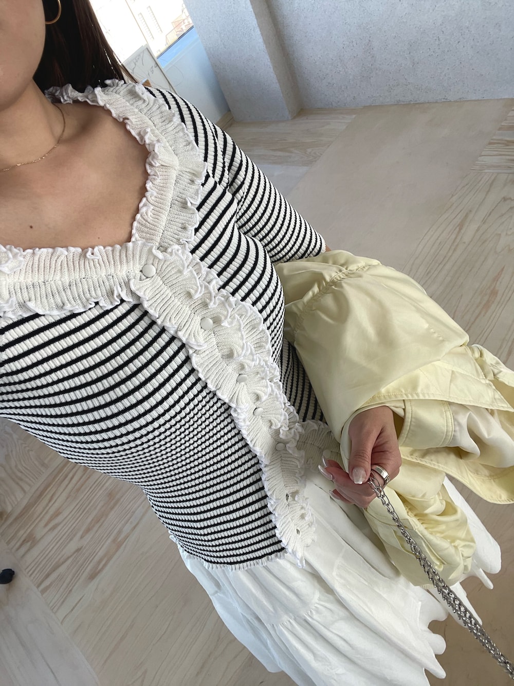 その他のニット/セーター、イエロー系のブルゾン、ホワイト系のスカートを着用したレディースの春コーディネートの8枚目の写真