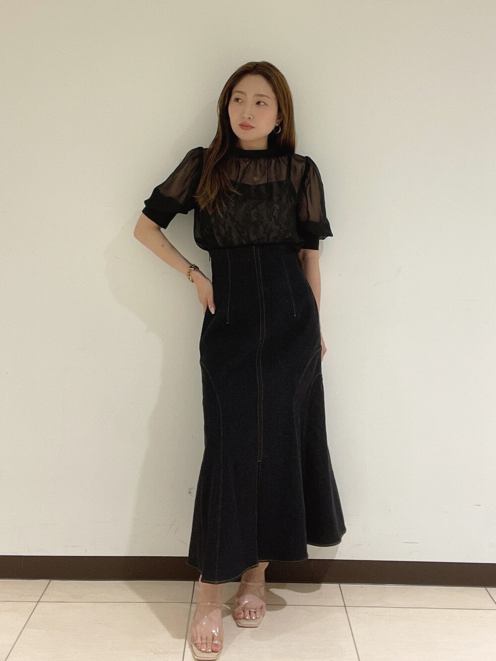 ブラック系のデニムスカート、パープル系のシャツ/ブラウスを着用したレディースの夏コーディネートの2枚目の写真