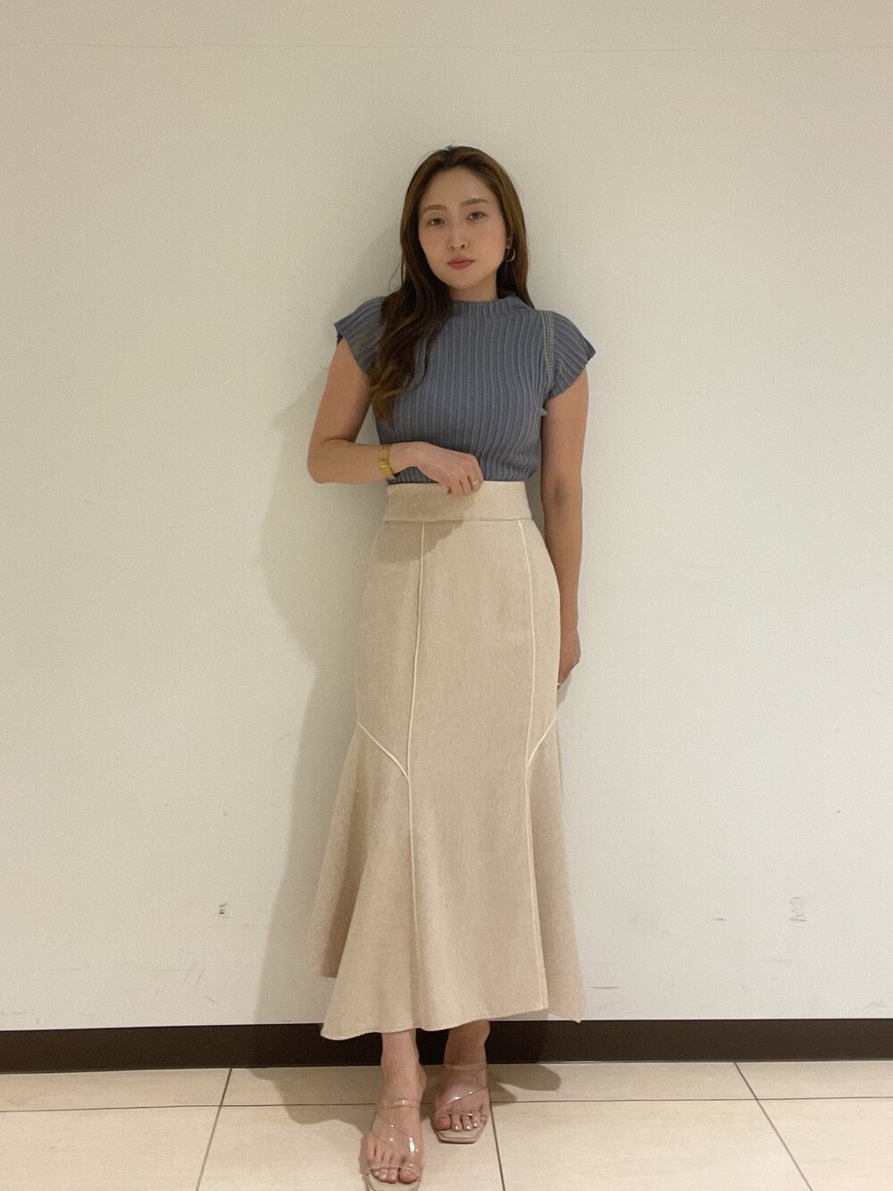ホワイト系のスカート、ブルー系のニット/セーターを着用したレディースの夏コーディネートの4枚目の写真