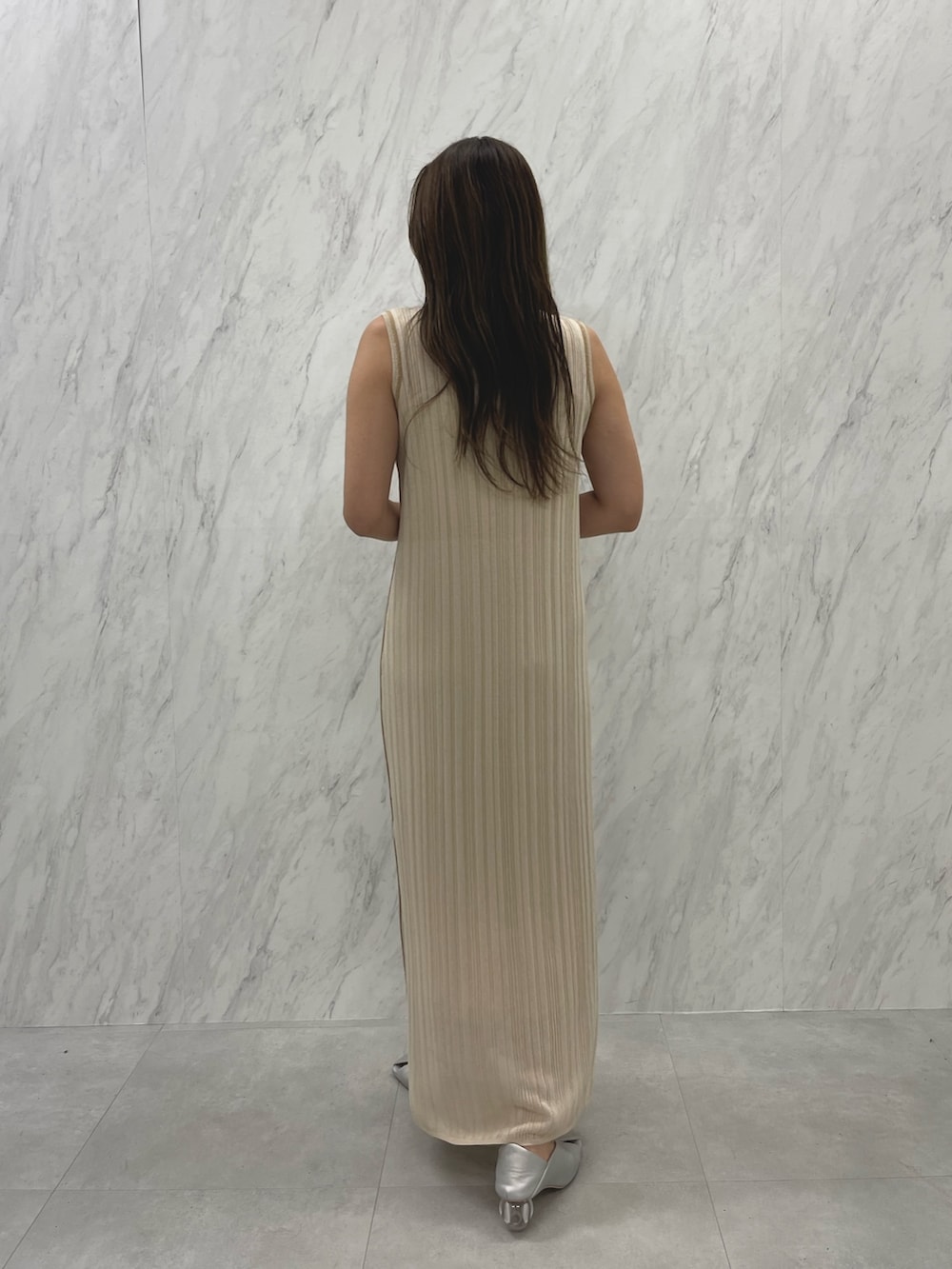 シルバー系のパンプス、ホワイト系のワンピースを着用したレディースの春コーディネートの4枚目の写真