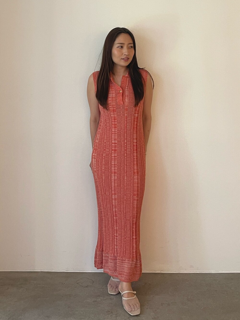 ホワイト系のサンダル、オレンジ系のワンピースを着用したレディースの夏コーディネートの7枚目の写真