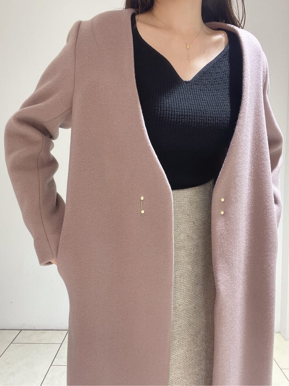 ベージュ系のブーツ、ピンク系のノーカラーコート、ブラック系のニット/セーターを着用したレディースの秋コーディネートの9枚目の写真