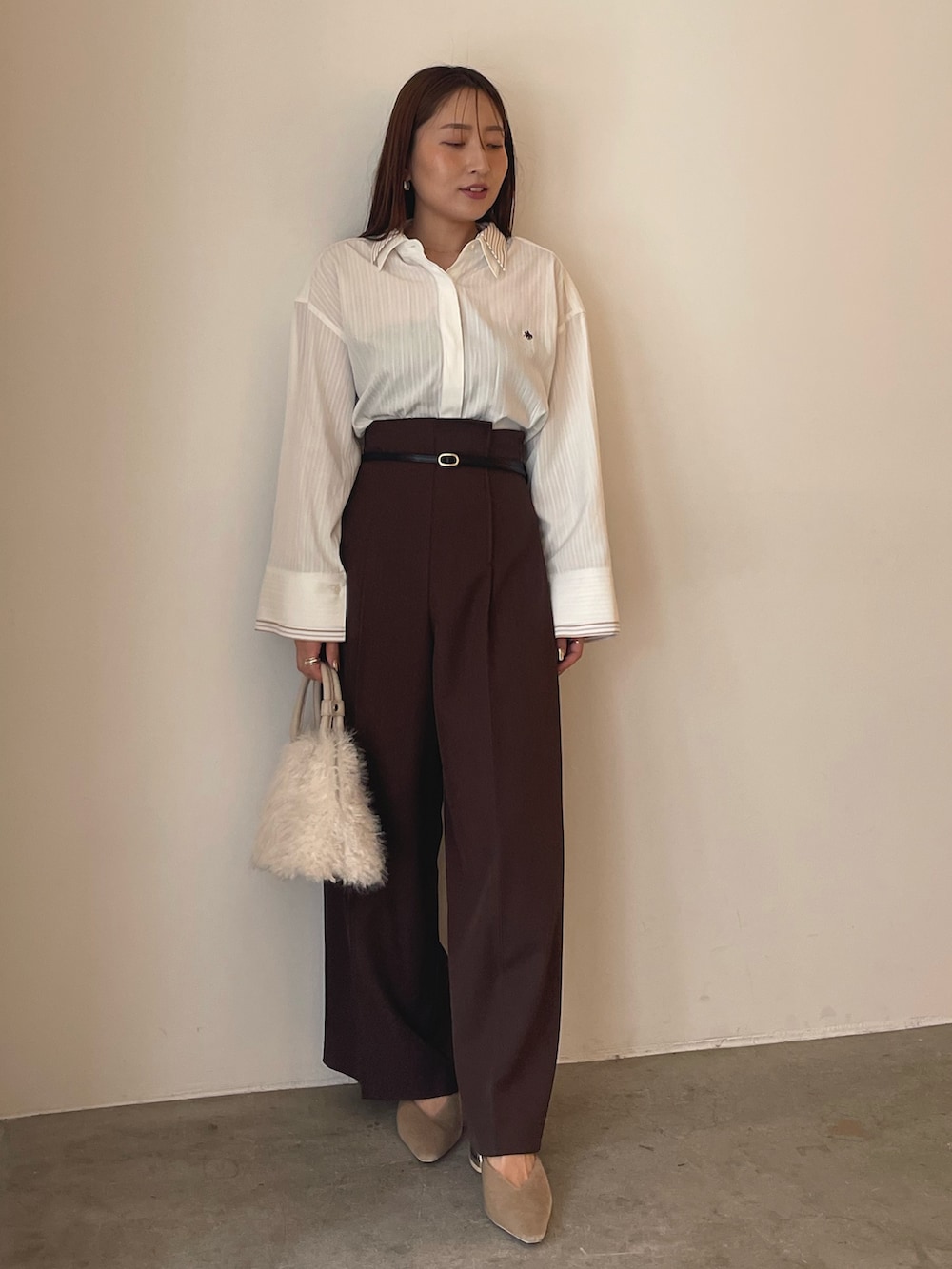 ホワイト系のボストンバッグ、ホワイト系のシャツ/ブラウス、ブラウン系のその他パンツを着用したレディースの夏コーディネートの3枚目の写真