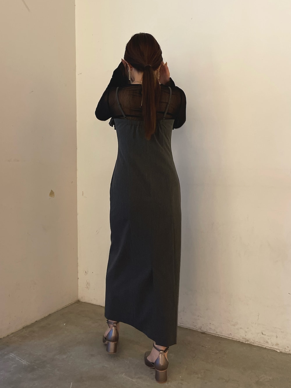 ブラック系のTシャツ/カットソー、グレー系のドレス、ゴールド系のピアス(両耳用)を着用したレディースの秋コーディネートの6枚目の写真