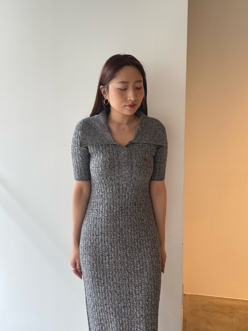 グレー系のスニーカー、ブラック系のワンピースを着用したレディースの春コーディネートの6枚目の写真