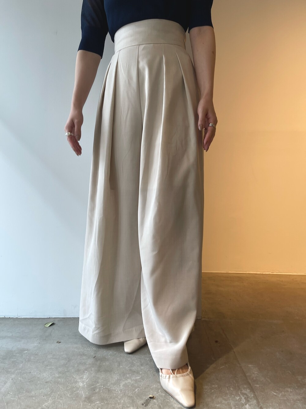 ホワイト系のサンダル、ブルー系のTシャツ/カットソー、ベージュ系のその他パンツを着用したレディースの春コーディネートの9枚目の写真