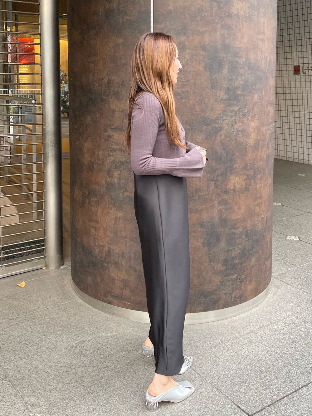 ブラック系のワンピース、シルバー系のパンプスを着用したレディースの冬コーディネートの4枚目の写真