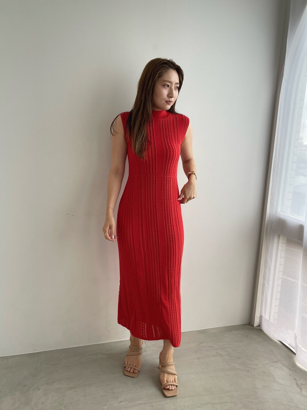 レッド系のワンピース、ベージュ系のサンダルを着用したレディースの夏コーディネートの2枚目の写真