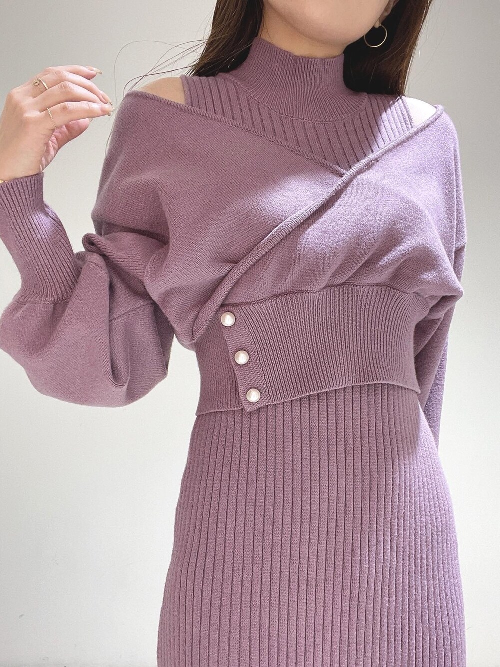 パープル系のワンピース、ベージュ系のブーツを着用したレディースの冬コーディネートの9枚目の写真