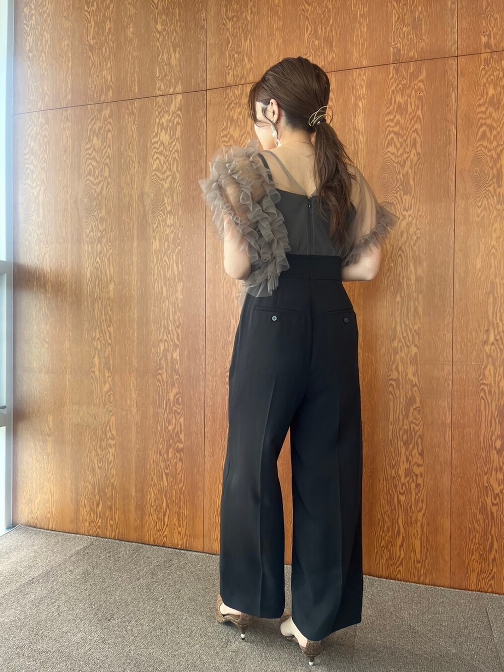 その他のパンプス、その他のパンツドレス、シルバー系のイヤリングを着用したレディースの春コーディネートの5枚目の写真