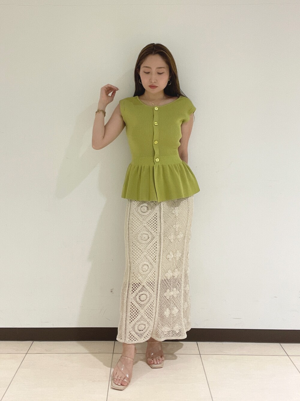 ホワイト系のスカート、グリーン系のニット/セーターを着用したレディースの夏コーディネートの7枚目の写真