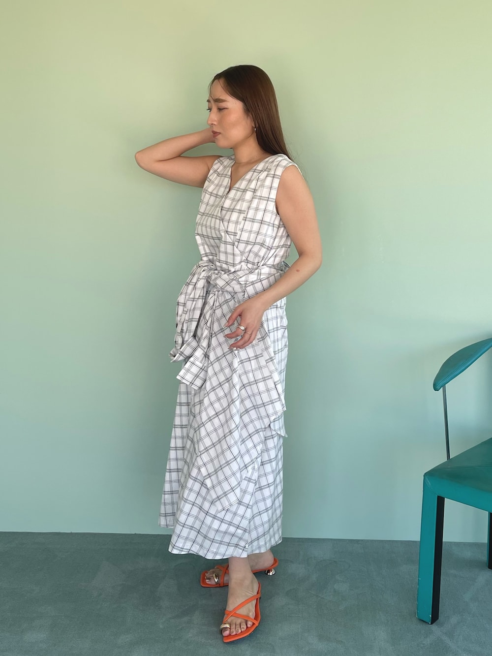 ホワイト系のワンピース、オレンジ系のサンダルを着用したレディースの春コーディネートの2枚目の写真