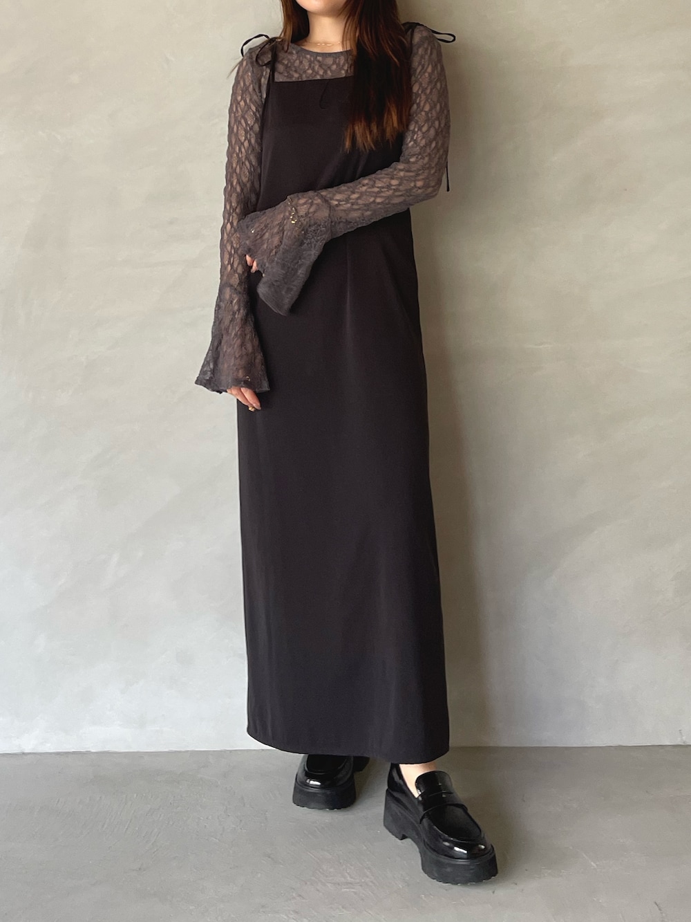 ブラック系のワンピース、グレー系のシャツ/ブラウスを着用したレディースの夏コーディネートの4枚目の写真