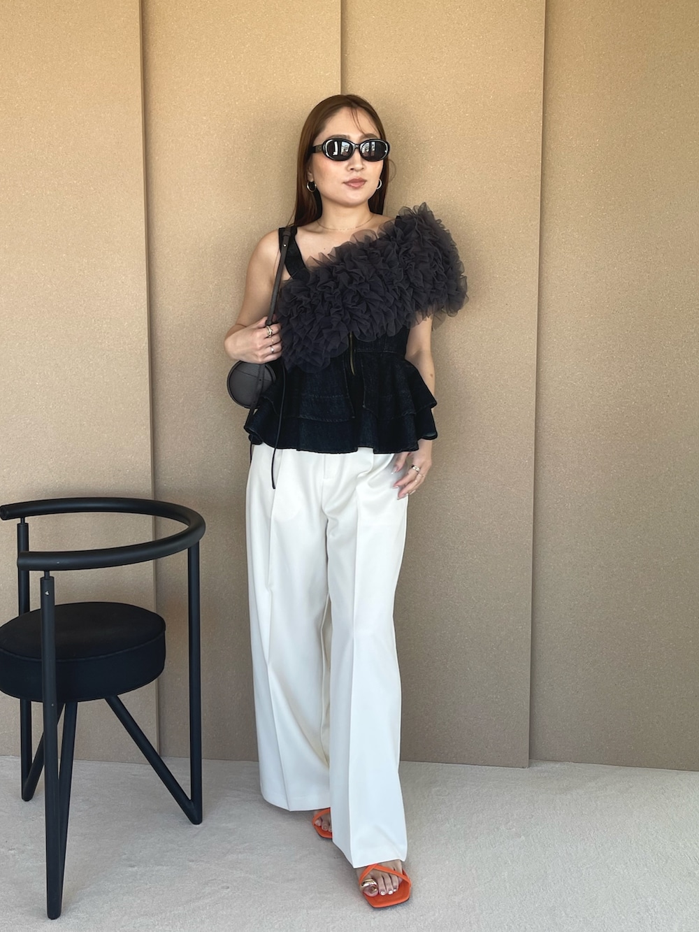 ブラック系のキャミソール、グレー系のドレス、オレンジ系のサンダルを着用したレディースの春コーディネートの2枚目の写真