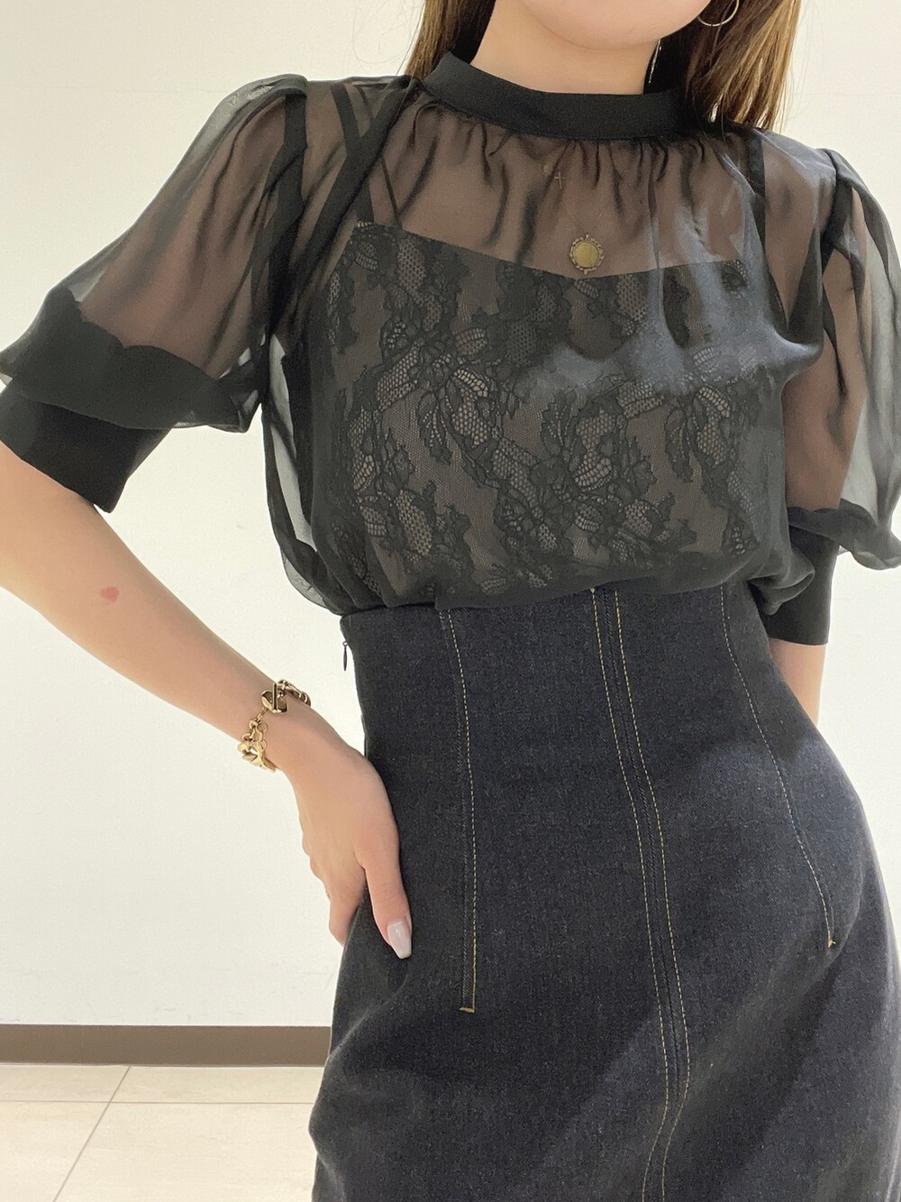 ブラック系のデニムスカート、パープル系のシャツ/ブラウスを着用したレディースの夏コーディネートの10枚目の写真