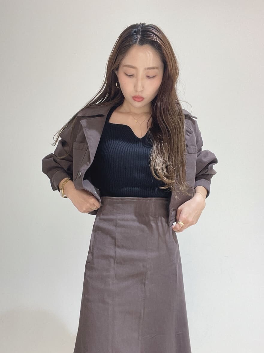 ホワイト系のサンダル、ブラウン系のデニムジャケット、ブラウン系のスカートを着用したレディースの夏コーディネートの3枚目の写真