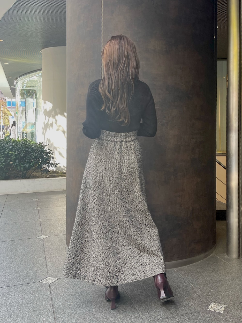 ブラック系のスカート、レッド系のブーツを着用したレディースの秋コーディネートの4枚目の写真