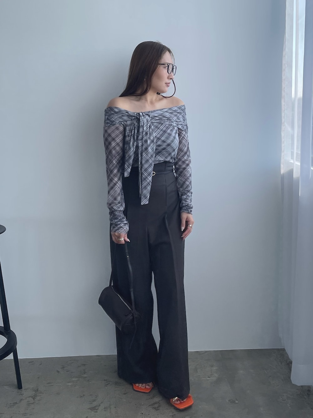 グレー系のシャツ/ブラウス、グレー系のその他パンツを着用したレディースの冬コーディネートの3枚目の写真