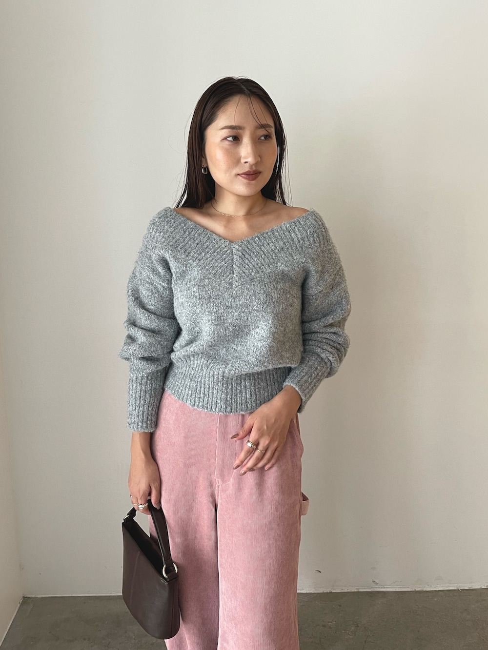 ブラウン系のハンドバッグ、ブラウン系のブーツ、ピンク系のその他パンツを着用したレディースの秋コーディネートの8枚目の写真