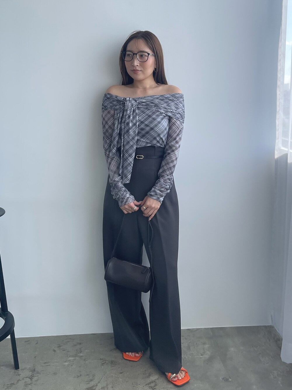 グレー系のシャツ/ブラウス、グレー系のその他パンツを着用したレディースの冬コーディネートの2枚目の写真