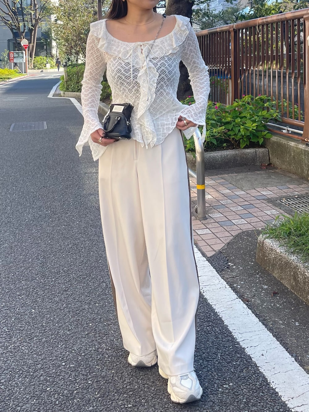 ホワイト系のシャツ/ブラウス、ホワイト系のその他パンツ、ゴールド系のピアス（両耳用）を着用したレディースの冬コーディネートの4枚目の写真