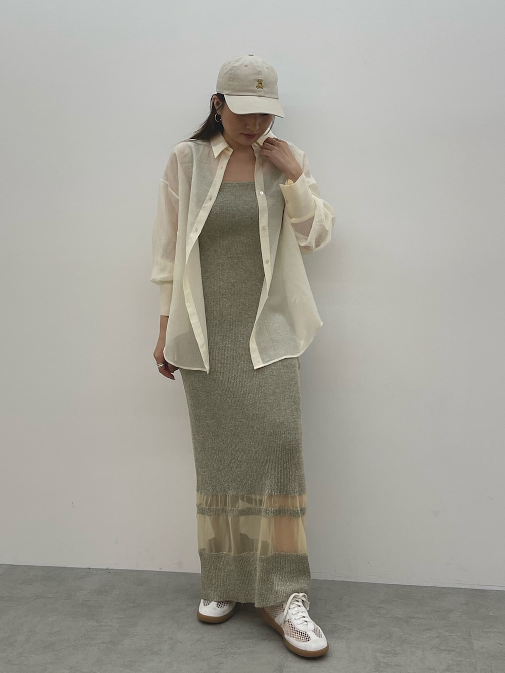 ベージュ系のワンピース、ホワイト系のスニーカー、ホワイト系のシャツ/ブラウスを着用したレディースの春コーディネートの5枚目の写真