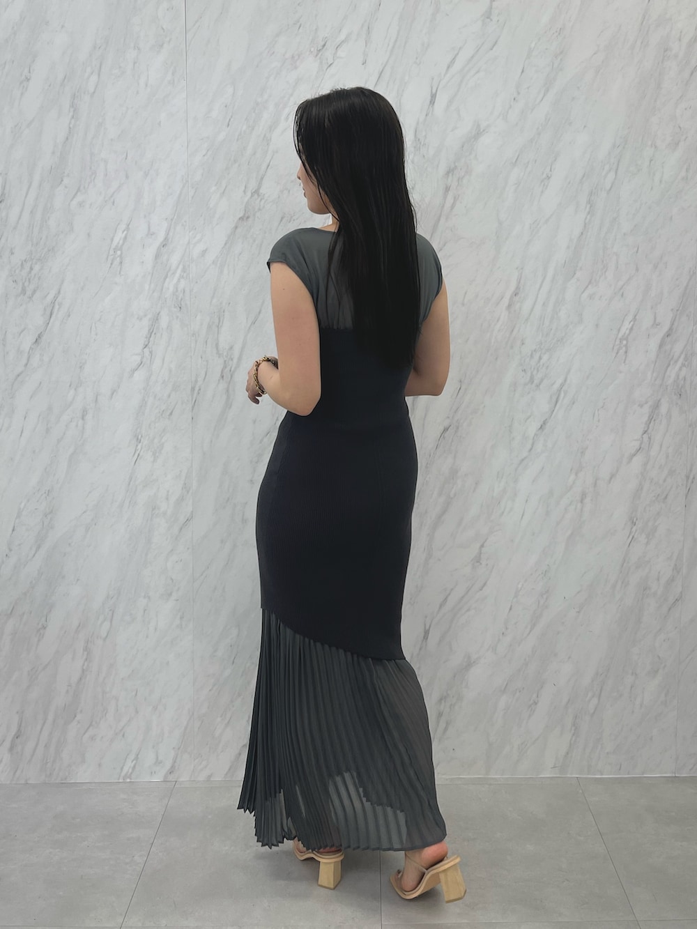 グレー系のワンピースを着用したレディースの夏コーディネートの5枚目の写真