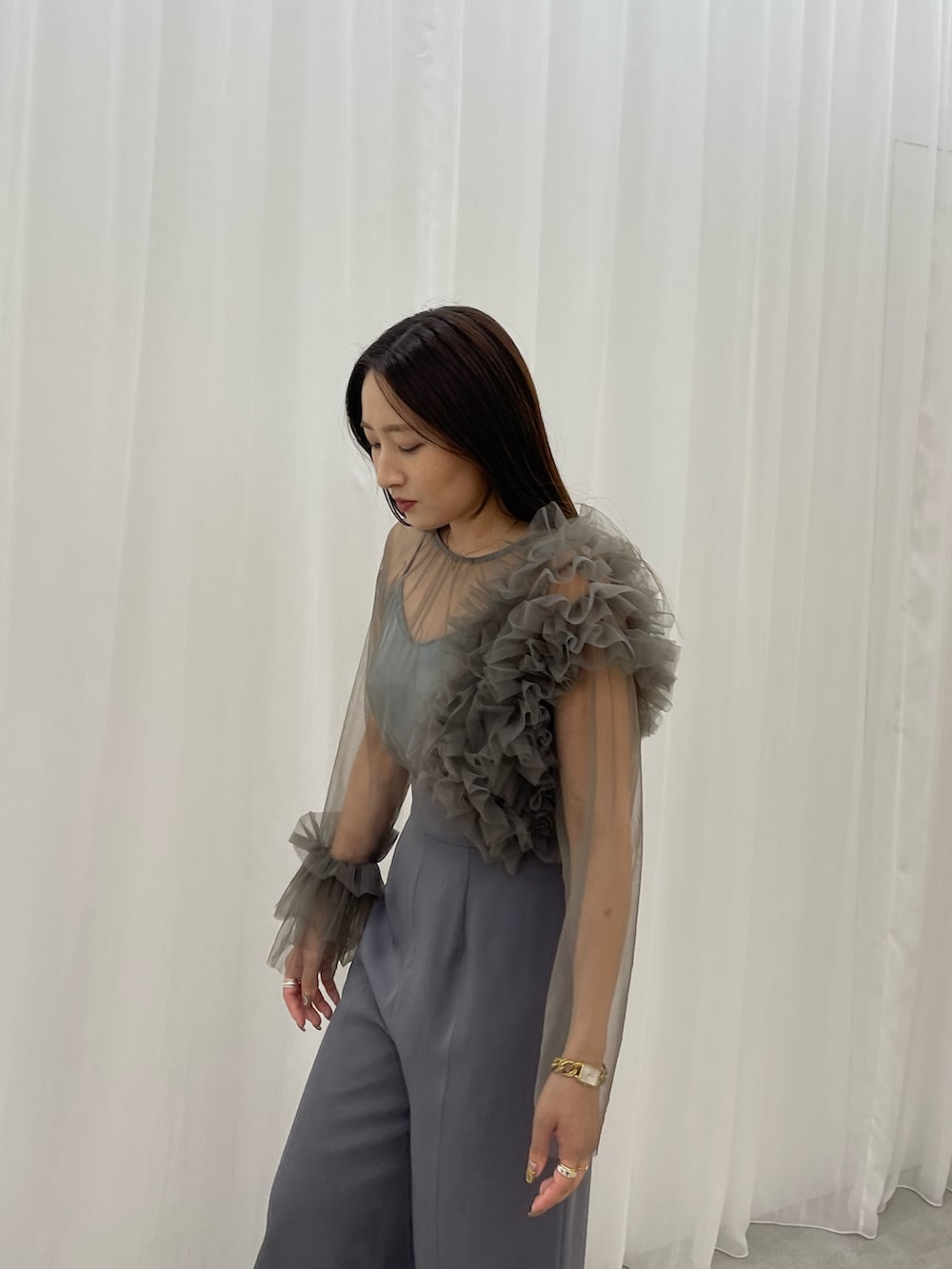 その他のパンプス、グレー系のパンツドレスを着用したレディースの秋コーディネートの6枚目の写真