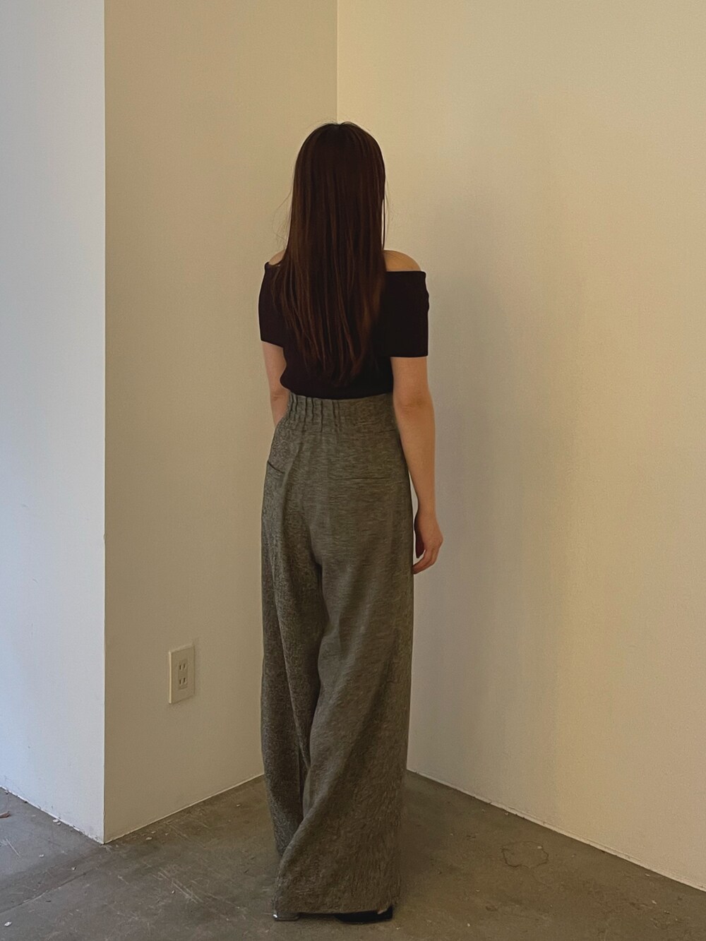 ブラウン系のニット/セーター、ブラック系のサンダル、ブラウン系のその他パンツを着用したレディースの春コーディネートの5枚目の写真