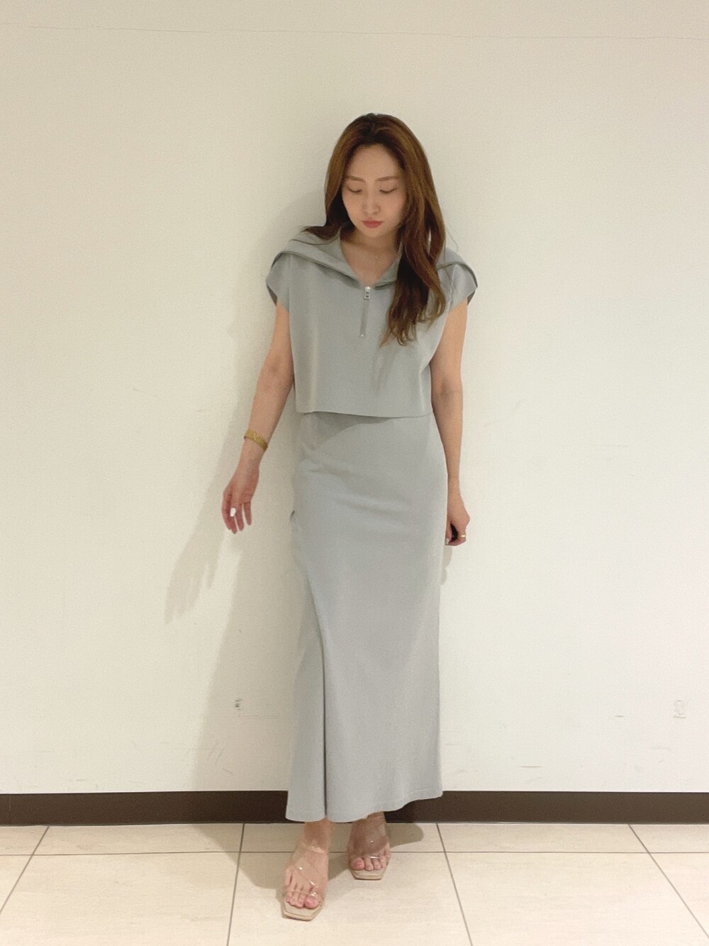 ブルー系のニット/セーター、ブルー系のスカートを着用したレディースの春コーディネートの3枚目の写真