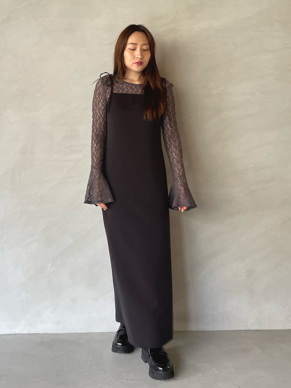 ブラック系のワンピース、グレー系のシャツ/ブラウスを着用したレディースの夏コーディネートの3枚目の写真