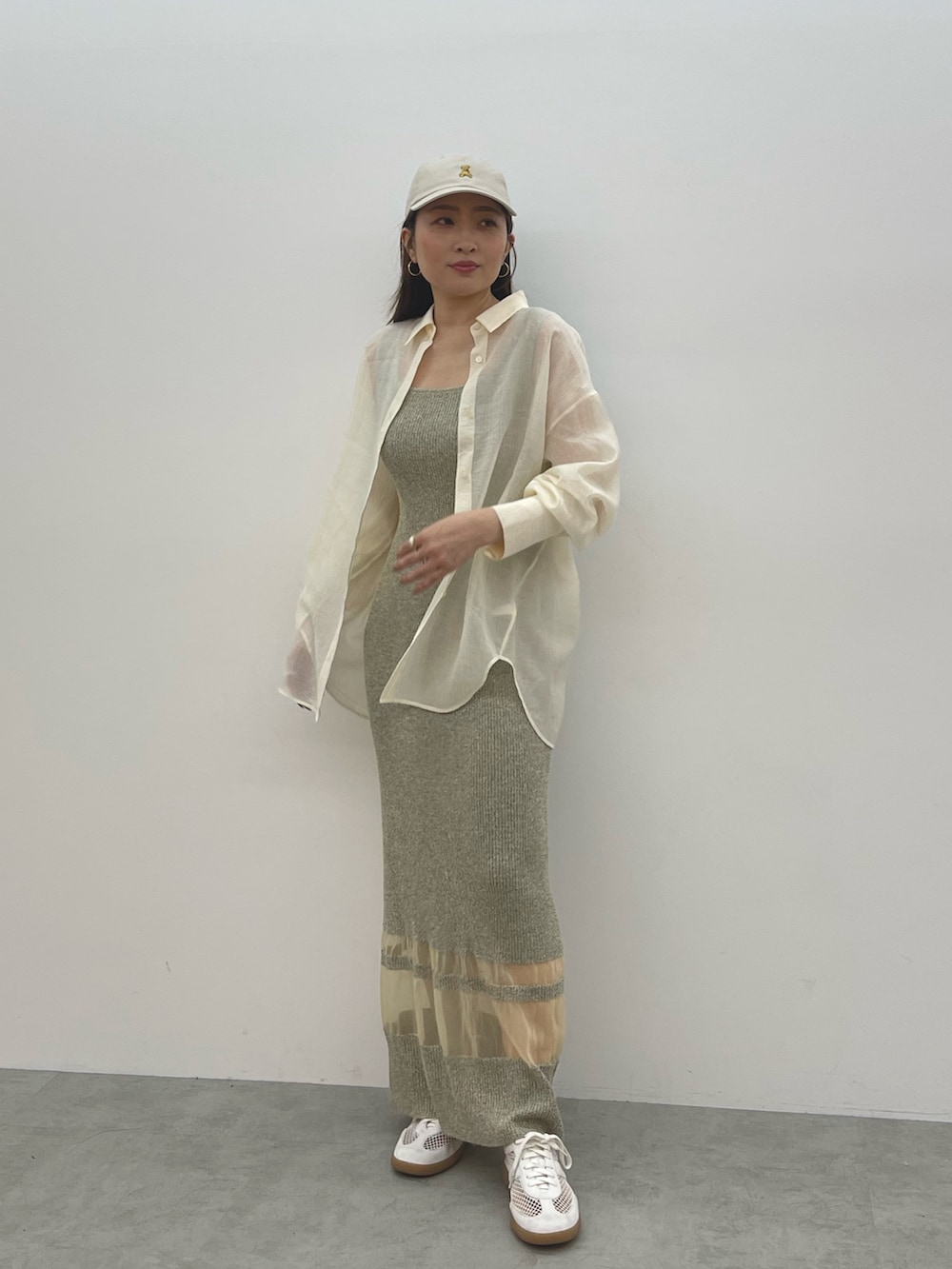 ベージュ系のワンピース、ホワイト系のスニーカー、ホワイト系のシャツ/ブラウスを着用したレディースの春コーディネートの3枚目の写真