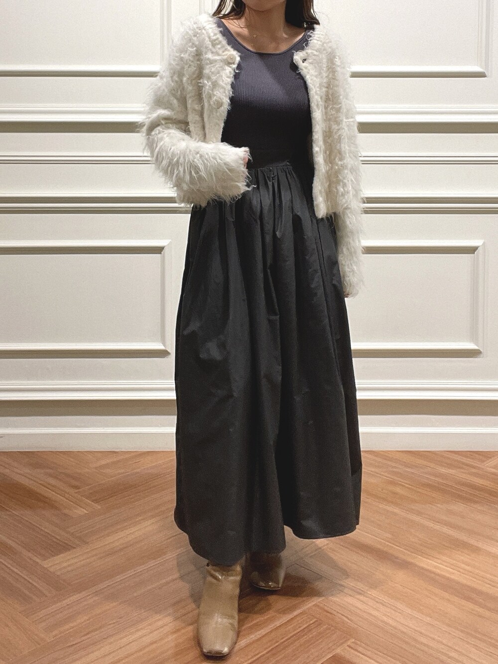 ベージュ系のブーツ、グレー系のワンピース、ホワイト系のカーディガン/ボレロを着用したレディースの秋コーディネートの3枚目の写真