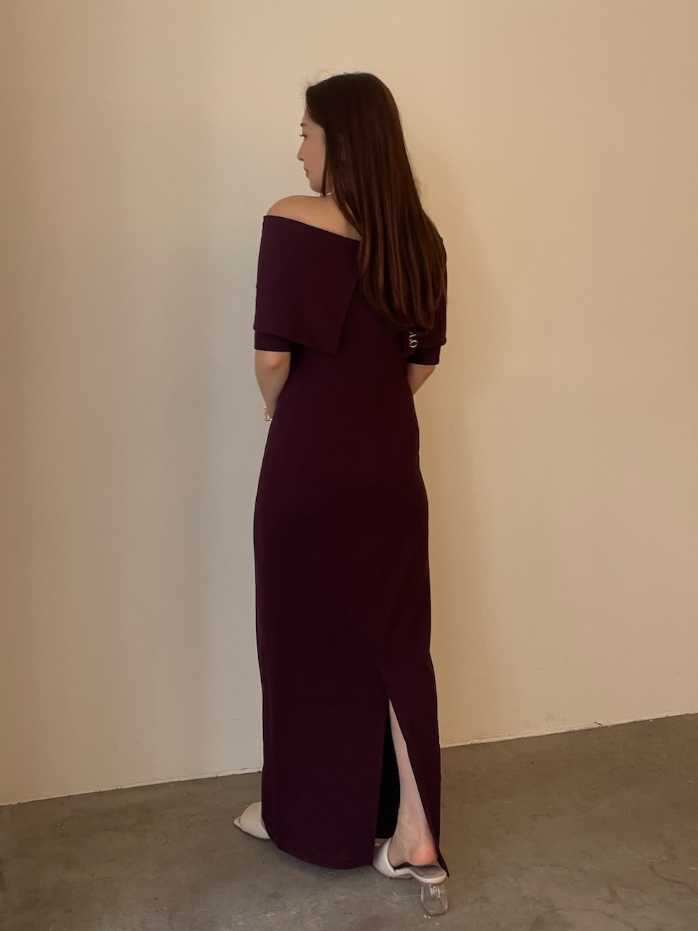 ブラウン系のワンピース、ホワイト系のサンダル、ゴールド系のブレスレットを着用したレディースの春コーディネートの6枚目の写真