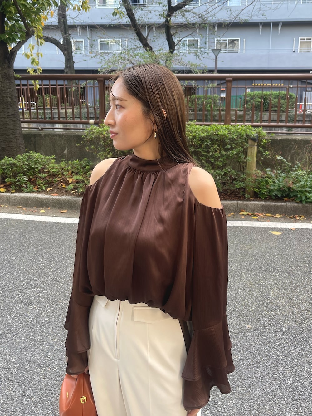 ブラック系のサンダル、ブラウン系のハンドバッグ、ホワイト系のその他パンツを着用したレディースの冬コーディネートの7枚目の写真