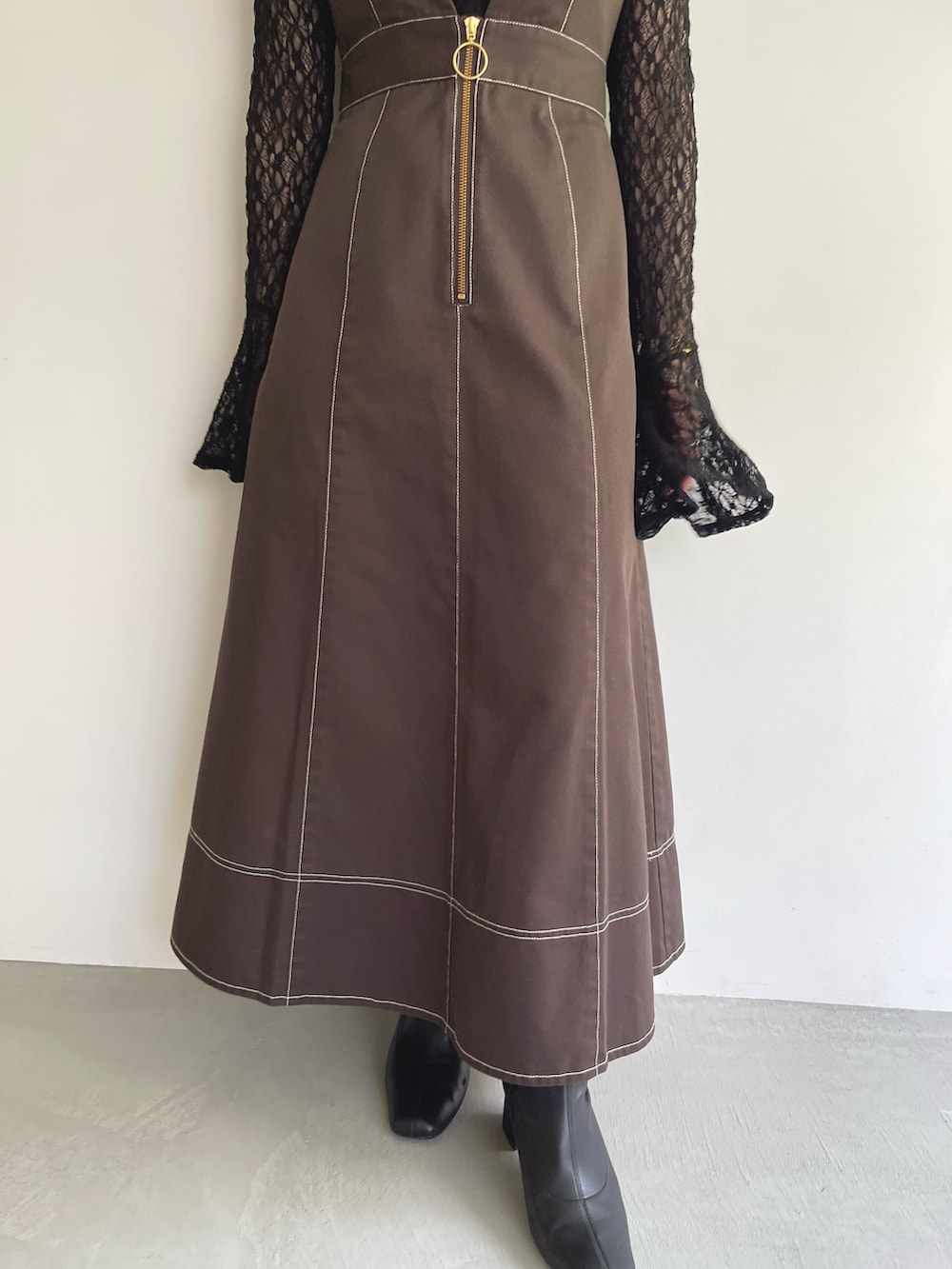 ブラック系のシャツ/ブラウス、ブラウン系のジャンパースカートを着用したレディースの夏コーディネートの9枚目の写真