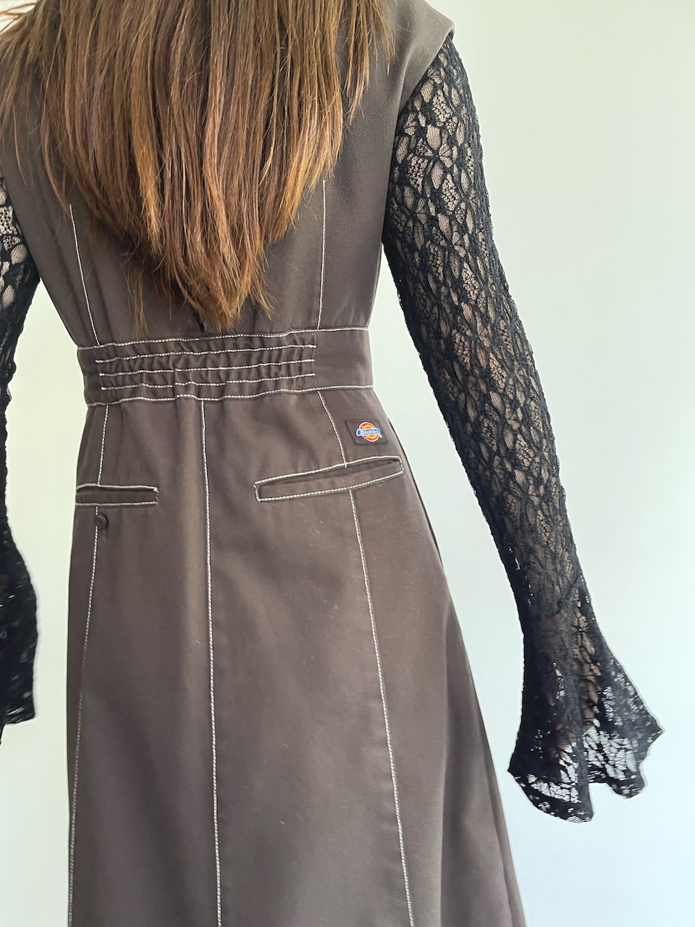 ブラック系のシャツ/ブラウス、ブラウン系のジャンパースカートを着用したレディースの夏コーディネートの10枚目の写真