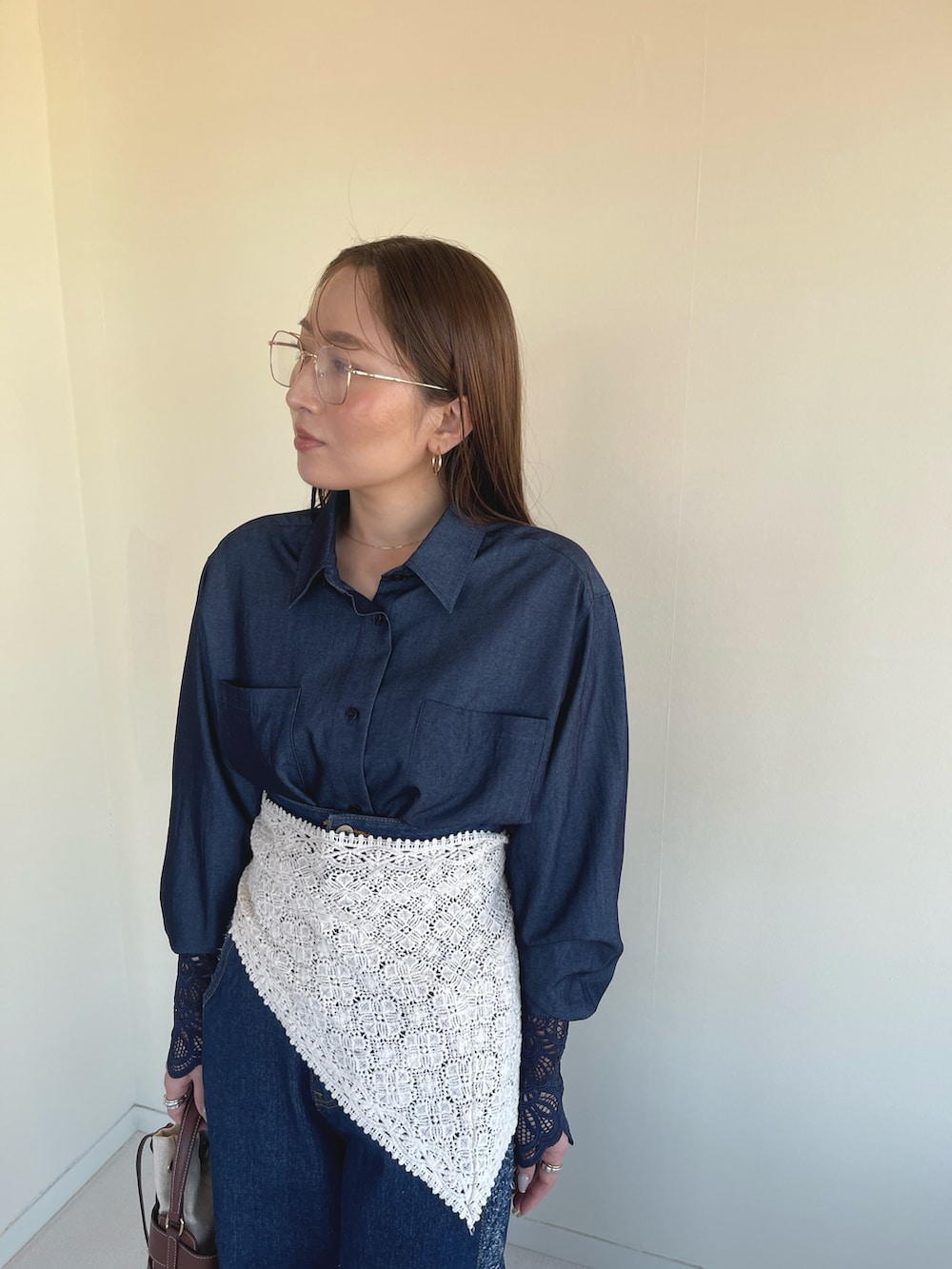 ブラック系のパンプス、ブルー系のデニムパンツ、ブルー系のシャツ/ブラウスを着用したレディースの春コーディネートの9枚目の写真