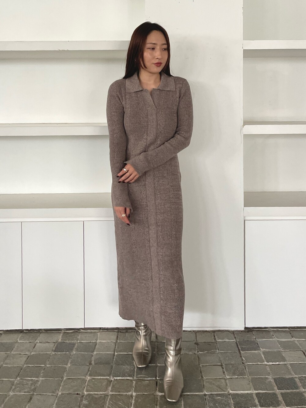 グレー系のワンピース、シルバー系のブーツを着用したレディースの冬コーディネートの2枚目の写真