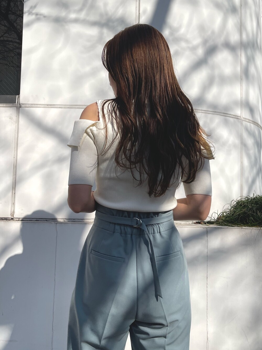 ブルー系のその他パンツ、その他のサンダル、ホワイト系のニット/セーターを着用したレディースの冬コーディネートの5枚目の写真