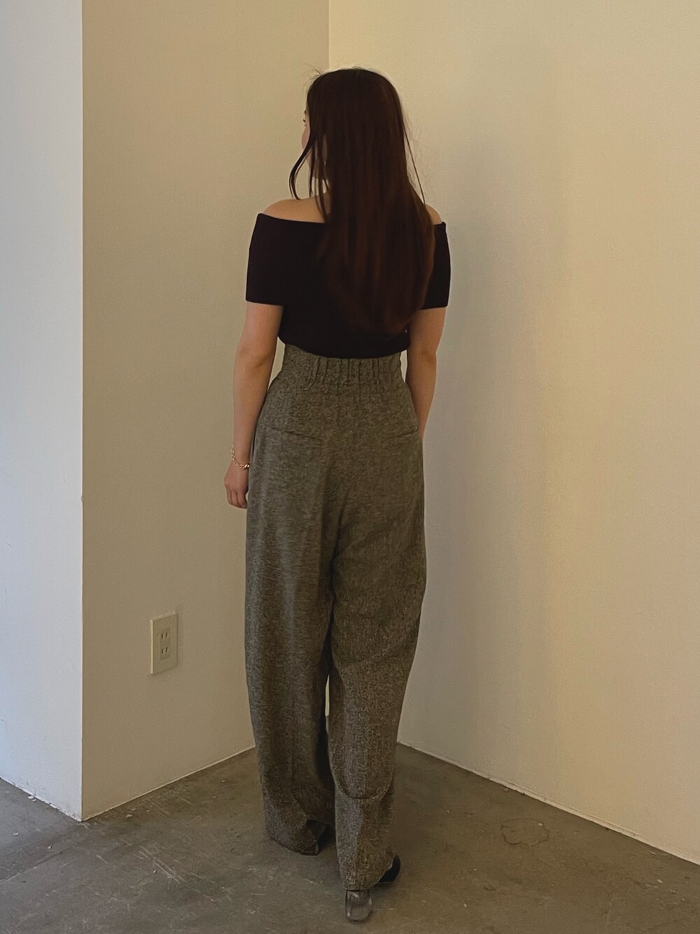 ブラウン系のニット/セーター、ブラック系のサンダル、ブラウン系のその他パンツを着用したレディースの春コーディネートの6枚目の写真
