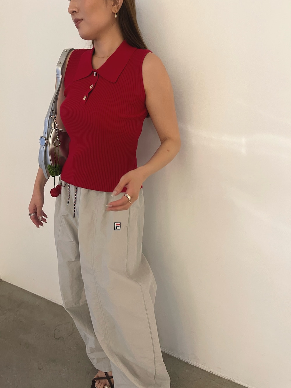 ブラウン系のサンダル、シルバー系のハンドバッグ、ベージュ系のその他パンツを着用したレディースの春コーディネートの4枚目の写真