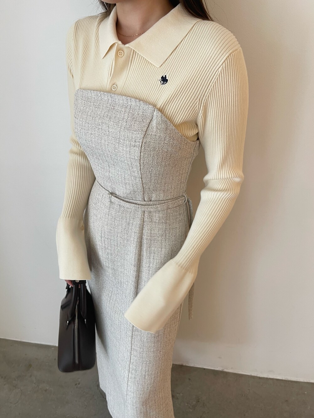 ブラウン系のボストンバッグ、ホワイト系のワンピース、ブラック系のローファーを着用したレディースの夏コーディネートの7枚目の写真