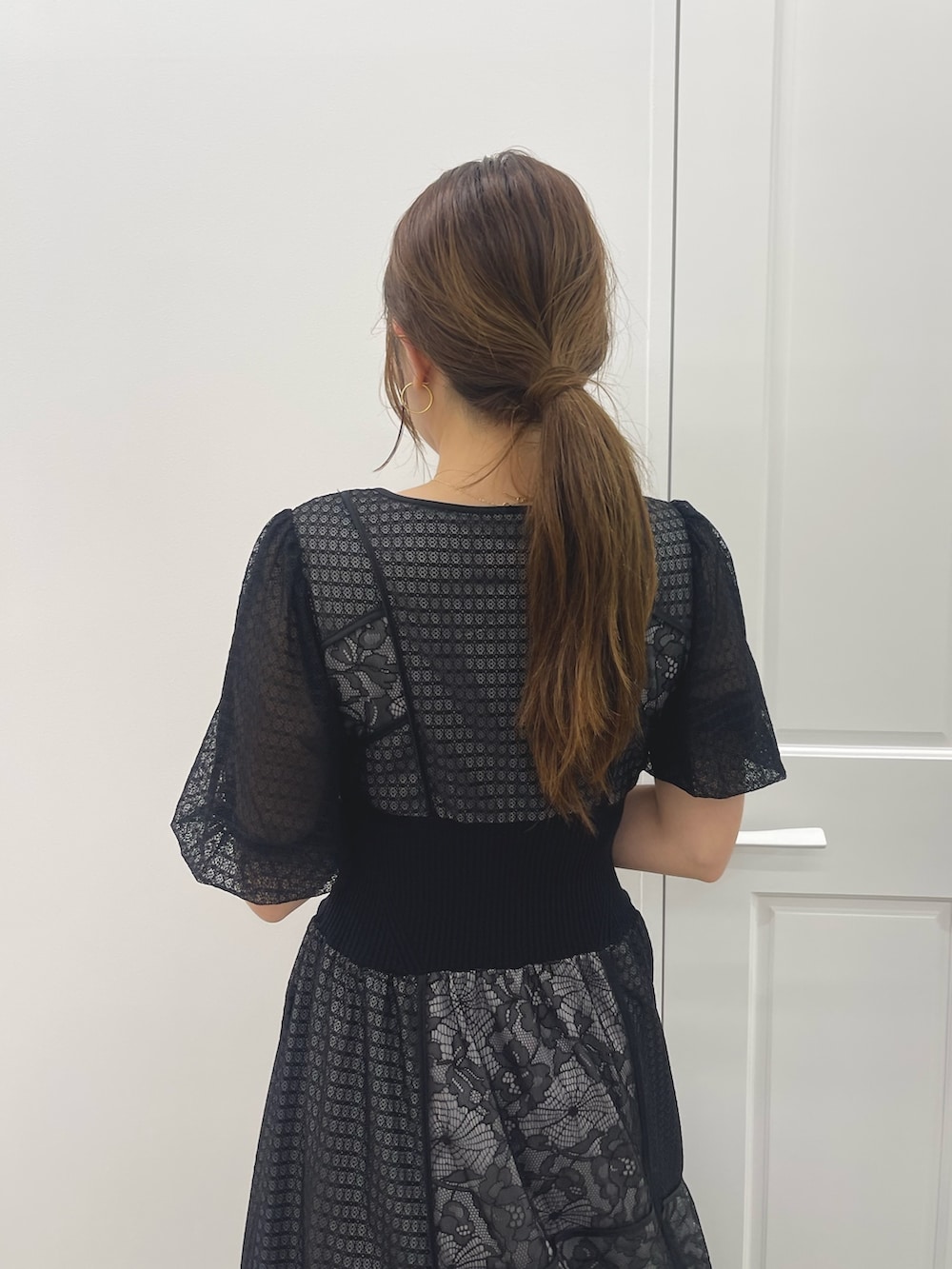 ブラック系のパンプス、ブラック系のドレスを着用したレディースの春コーディネートの8枚目の写真