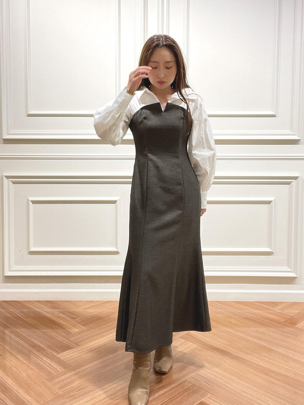 ブラウン系のワンピースを着用したレディースの秋コーディネートの4枚目の写真