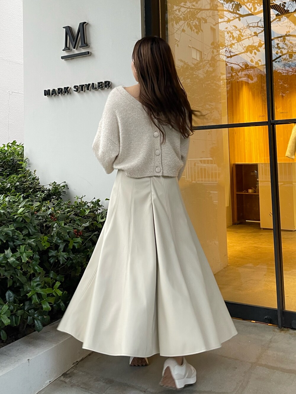 ホワイト系のカーディガン/ボレロ、ホワイト系のスカートを着用したレディースの秋コーディネートの4枚目の写真