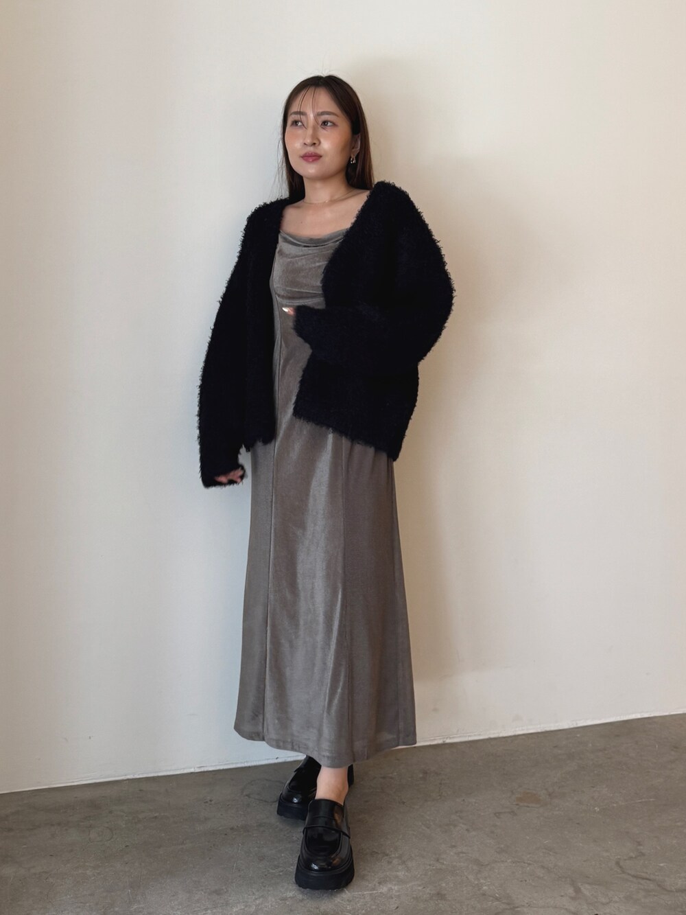グレー系のワンピース、ブラック系のローファー、ブラック系のカーディガン/ボレロを着用したレディースの夏コーディネートの2枚目の写真