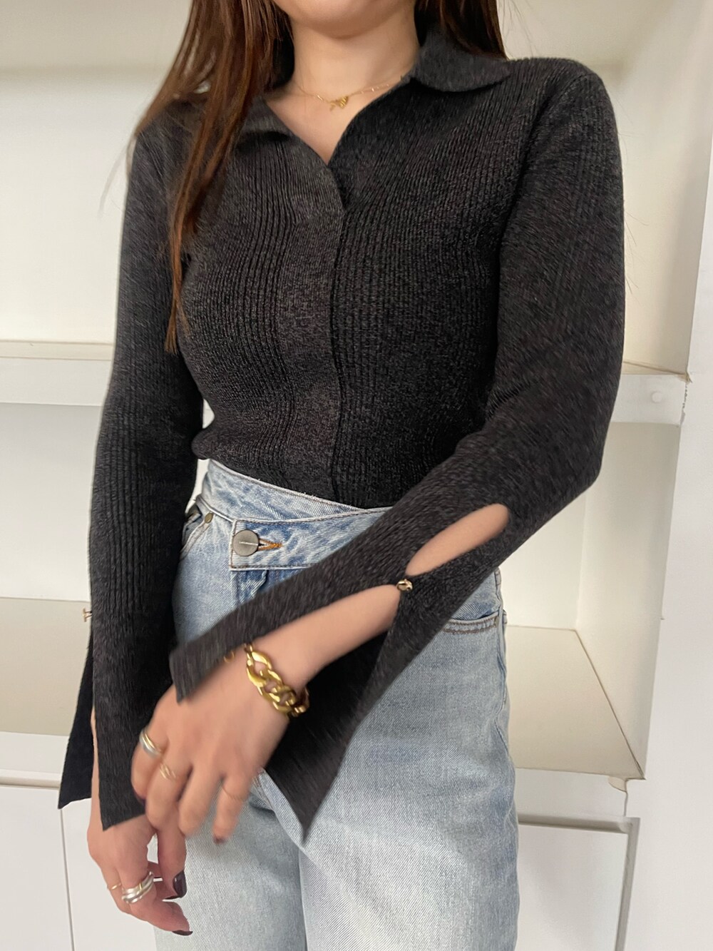 ブルー系のデニムパンツ、ブラック系のニット/セーターを着用したレディースの冬コーディネートの8枚目の写真