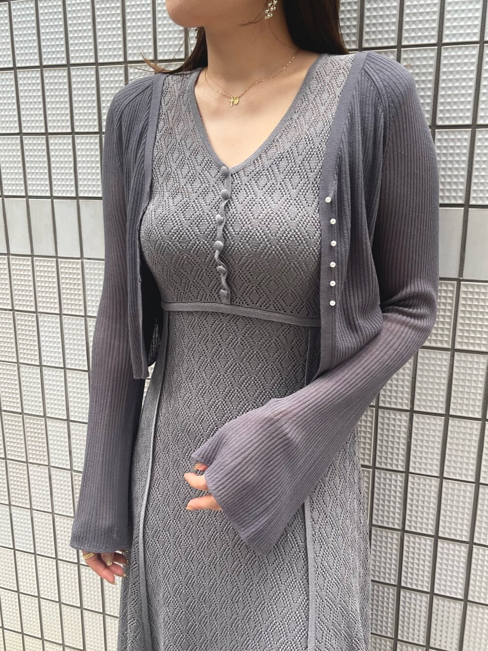 グレー系のワンピース、ブラック系のサンダル、グレー系のカーディガン/ボレロを着用したレディースの春コーディネートの8枚目の写真