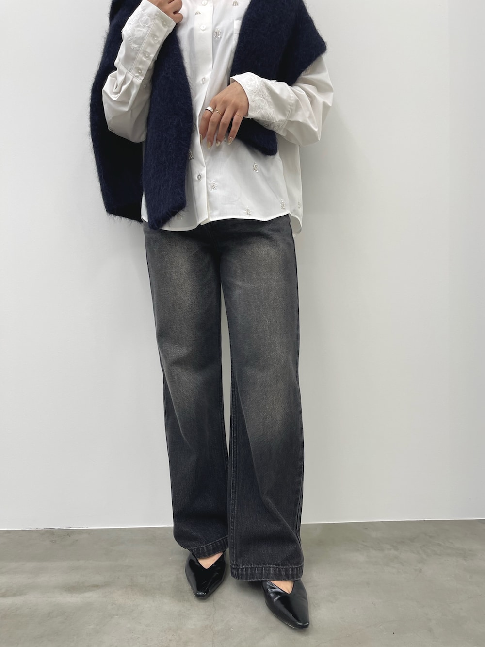 グレー系のデニムパンツ、ホワイト系のシャツ/ブラウス、ブルー系のカーディガン/ボレロを着用したレディースの秋コーディネートの9枚目の写真